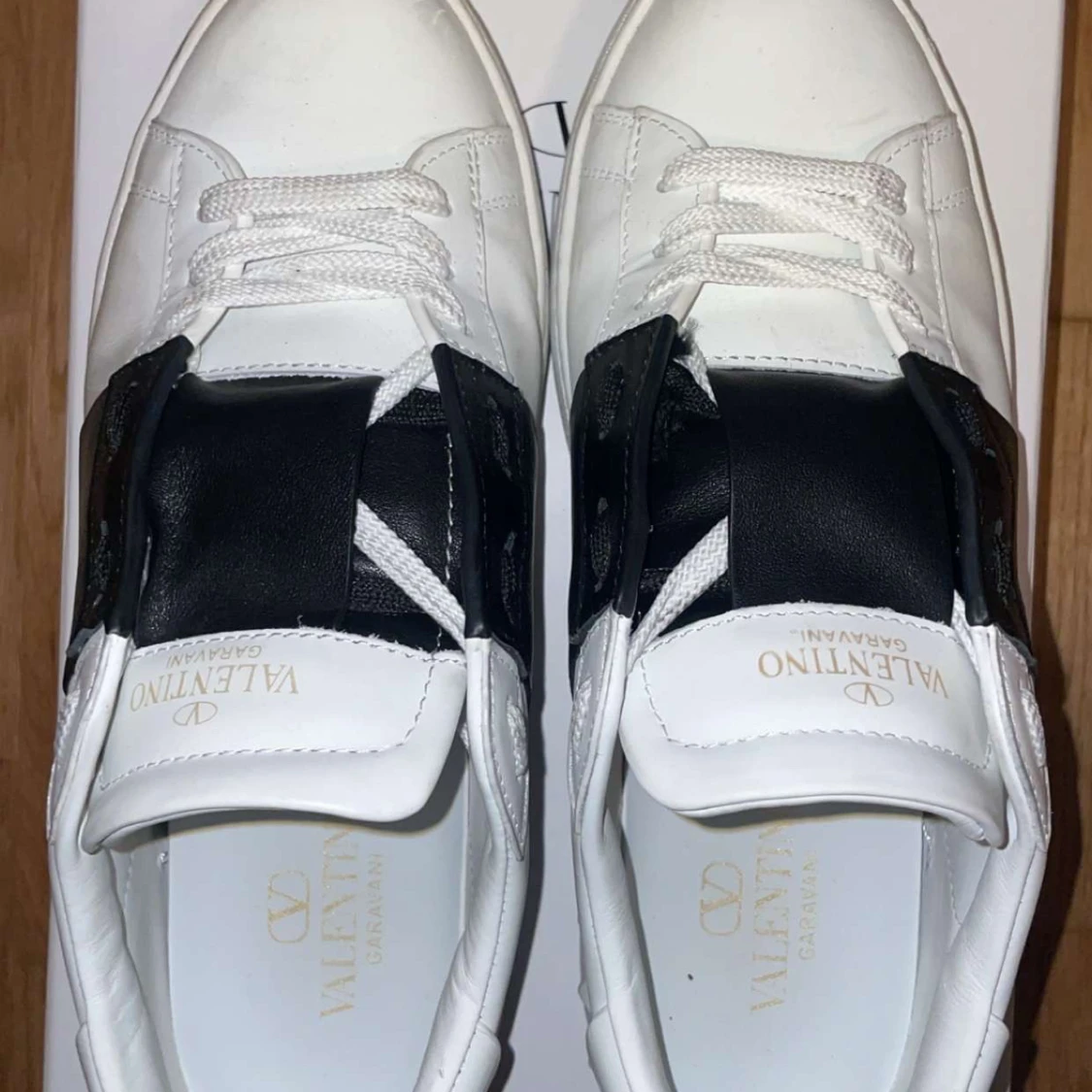 Valentino Garavani sneakers i vitt och svart