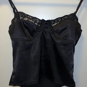 Venderbys topp - Använd fåtal gånger, fint skick! Står strl. Xs/s men är som en xs i passformen. Nypris: 399dkk (ca.590kr)