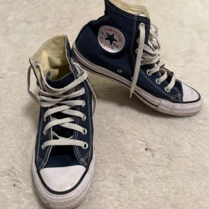 Blå höga sneakers från Converse - Så gott som nya! Endast använt ett fåtal gånger. Smutsig vid sula som går att tvätta av. Frakt inkluderat i priset! 