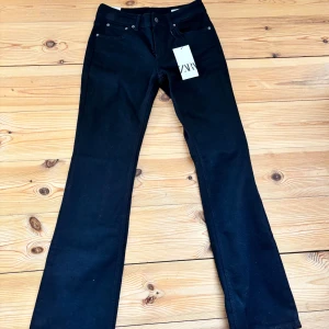 Bootcut Low waist jeans från Zara  - Ett par jättefina svarta jeans från Zara i storlek, 36. Prislapp kvar, aldrig använda.