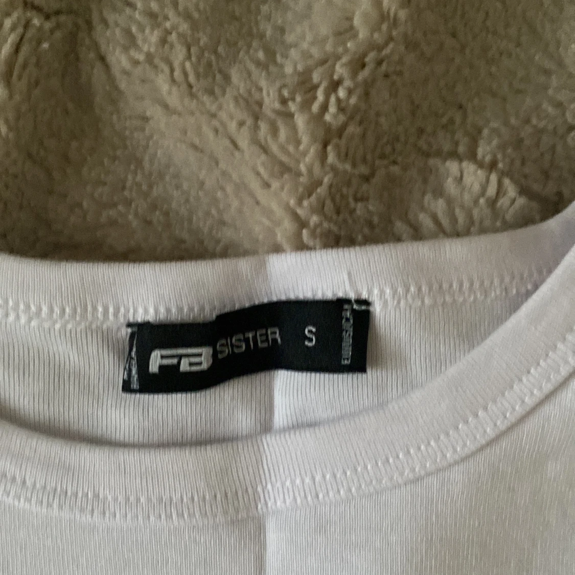 Vit t-shirt med tryck från FB Sister - 1