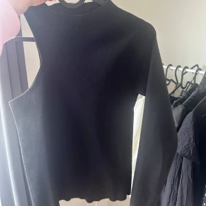 Svart asymmetrisk topp - Super cool fest topp. Med bara en ärm 