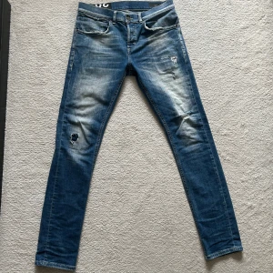 Dondup jeans - Säljer dessa dondup jeans i modellen ”Travis”. Jeansen har en riktigt snygg och ovanlig tvätt. Byxorna har blivit väl använda, därav relativt slitna, men de är fortfarande i helt användbart skick. Exempel på skada är hålet vid knäet(se bild).