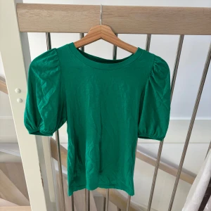 Grön topp! - Jättesnygg och skön grön puffärmad topp😊
