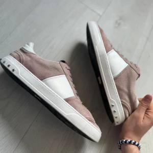 Valentino Flycrew - Sjukt feta beige/rosa Valentino Flycrews‼️. Storlek 43 sitter som 43,5-44eu✅. Skick 8/10 två nitar saknas och är väldigt rena. 💯säljs nu för endast 3299kr‼️Skriv vid några funderingar 🤗