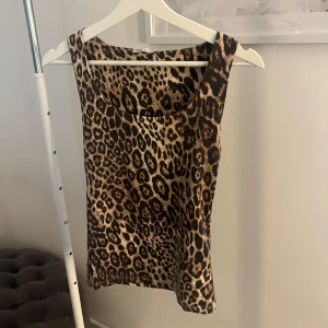 Leopardlinne - Snyggt linne med breda axelband och leopardmönster 🐆 Använd fåtal gånger, jättefint skick. Skriv meddelande vid frågor/fler bilder 🩷
