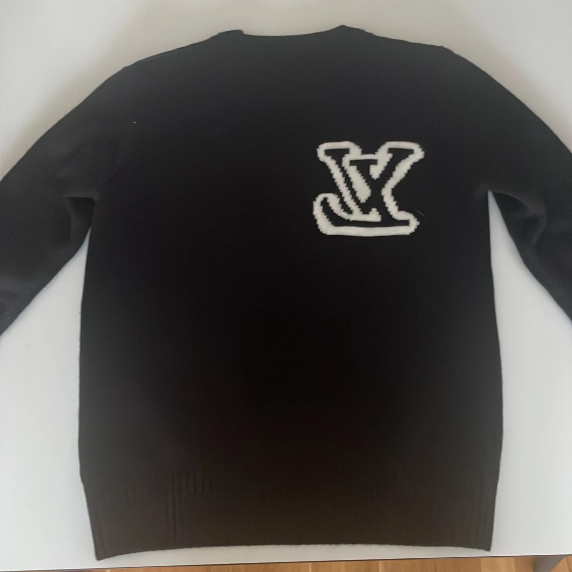 Svart tröja med logotyp - 1