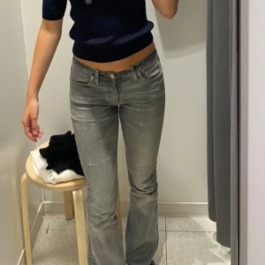  lågmidjade jeans - Säljer nu mina favoritjeans som tyvärr blivit för små! Köpta secondhand🌸De har små defekter så skriv privat för bilder🩷🩷