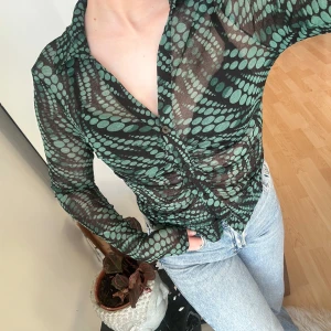 Festtopp - Cool lite genomskinlig topp med knappar. Väldigt mjuk och lite stretchig. Aldrig använd med lapp kvar från stradivarius🌷