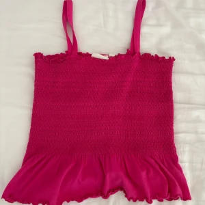 Rosa topp - Säljer en rosa topp för 40kr som är köpt från Kappahl (minns inte orginalpriset). Inte använd mycket, endast 3-4 gånger. Den är i väldigt bra skick och har inga konstigheter. Toppen är i storlek 146/152. Den är perfekt för varma sommardagar 🤩☀️ Kontakta för frågor och betalaning sker via Swish ☺️