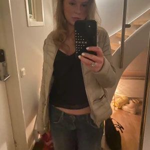 Skitsnygg jacka - Säljer en skitsnygg beige pufferjacka med dragkedja framtill. Säljer då den tyvärr inte kommer till så mycket användning. Kommer ifrån amisu, hör av dig vid frågor. 