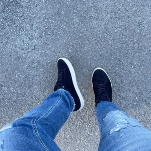 Navy sneakers från Vagabond - Snygga svarta sneakers från Vagabond i mocka med vit sula. Skorna har snörning och en rund tå, vilket ger en klassisk look. Perfekta för en stilren vardagsstil.