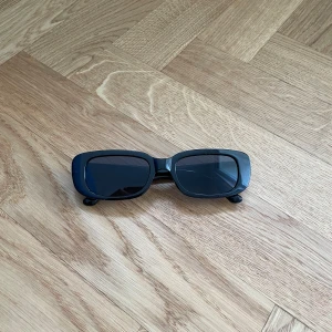 Solglasögon  - Trendiga solglasögon, aldrig använda