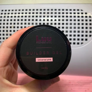 Builder Gel från Luu nails - Säljer denna Builder Gel i färgen Universal Pink från Luu nails.😊 Perfekt för att bygga starka och hållbara naglar. Är i hög viskositet och köpt för 465kr. Kommer i en burk med 60g. 🌸Bara använt till 2 sätt så nästan allt i burken är kvar. Såklart använd med rengjorda och fina borstar💗