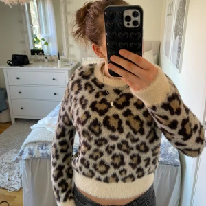 Leopardmönstrad tröja från Zara - Säljer en snygg leopardmönstrad tröja från Zara. Tröjan har en mjuk och fluffig textur med långa ärmar och en rund halsringning. I storlek S och är i Nyskick 💕köpte för 300kr säljer för 150kr de går att pruta ner priset!💕🫰🏻