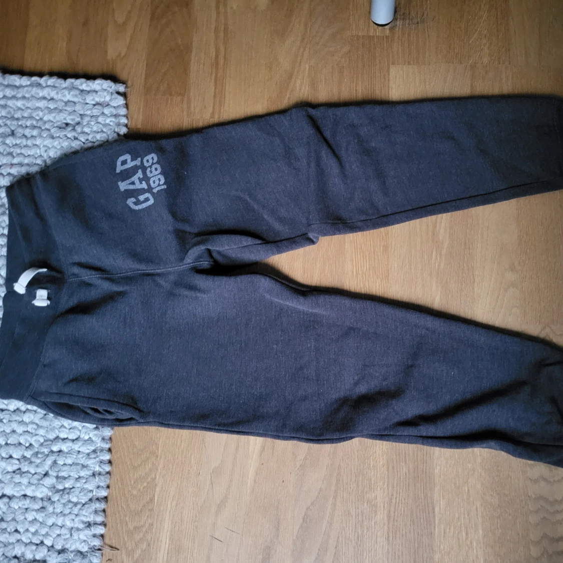 Mörkgrå mjukisbyxor från GAP