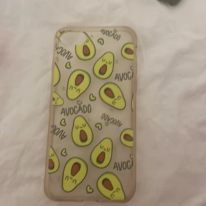Mobilskal med avokados på - Säljer ett roligt mobilskal med avokadotryck. Skalet har ett genomskinligt material med glada avokadofigurer och små hjärtan. Perfekt för att ge din telefon en lekfull touch! 💚