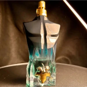 JPG Le bleu Le Parfum Sampels  - •	Pris: 34 kr per milliliter (1 ml = ca 10 sprays) 	•	OBS: Priset gäller per milliliter, inte för hela flaskan 	•	Fast pris, men vid större beställningar kan vi diskutera mängdrabatt 	•	Alla samples tappas noggrant och hygieniskt i sterila sprayflaskor