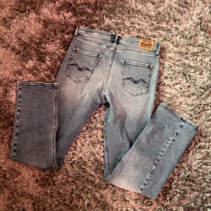 Replay jeans - Säljer mina replay jeans. Barnstorlek 16år. Passar ungefär som 30/32. Fint skick och används fåtal gånger. Bara att höra av sig vid frågor eller funderingar.