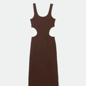 Brun långklänning - Brun maxiklänning från weekday. Kan ha några små fläckar men inget som påverkar helhetsintrycket- kan till och med vara så att de går bort i tvätten. 🥰