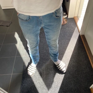 Replay jeans  - Tjo! Säljer ett par feta replay jeans till ett skit bra pris! De är lite för långa därför tycker jag att det är bättre att någon annan har dom i sin garderob. Hör av er vid frågor och priset är diskuterbart!!📦👖W30 och L34