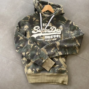 Superdry hoodie  - Unik och riktigt fet superdry hoodie | Storlek S/M | Skick 10/10 | Kom med bud 💸