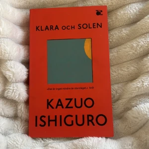 Klara och Solen - Säljer boken 'Klara och Solen' av Kazuo Ishiguro. En fängslande roman om en artificiell väns observationer och insikter i en snabbt förändrande värld. Perfekt för dig som gillar tankeväckande och känslosamma berättelser.