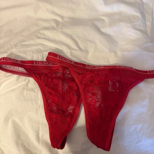 Röda spetsunderkläder från Lounge - OANVÄNDA! Säljer ett par snygga röda spetsunderkläder från Lounge. De har en elastisk midja med Lounge-loggan och vacker spetsdetalj framtill❤️‍🔥 