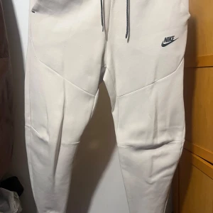  Nike tech  - Nike tech byxor i jättebra skick i storlek S. Priset kan diskuteras vid snabbaffär!
