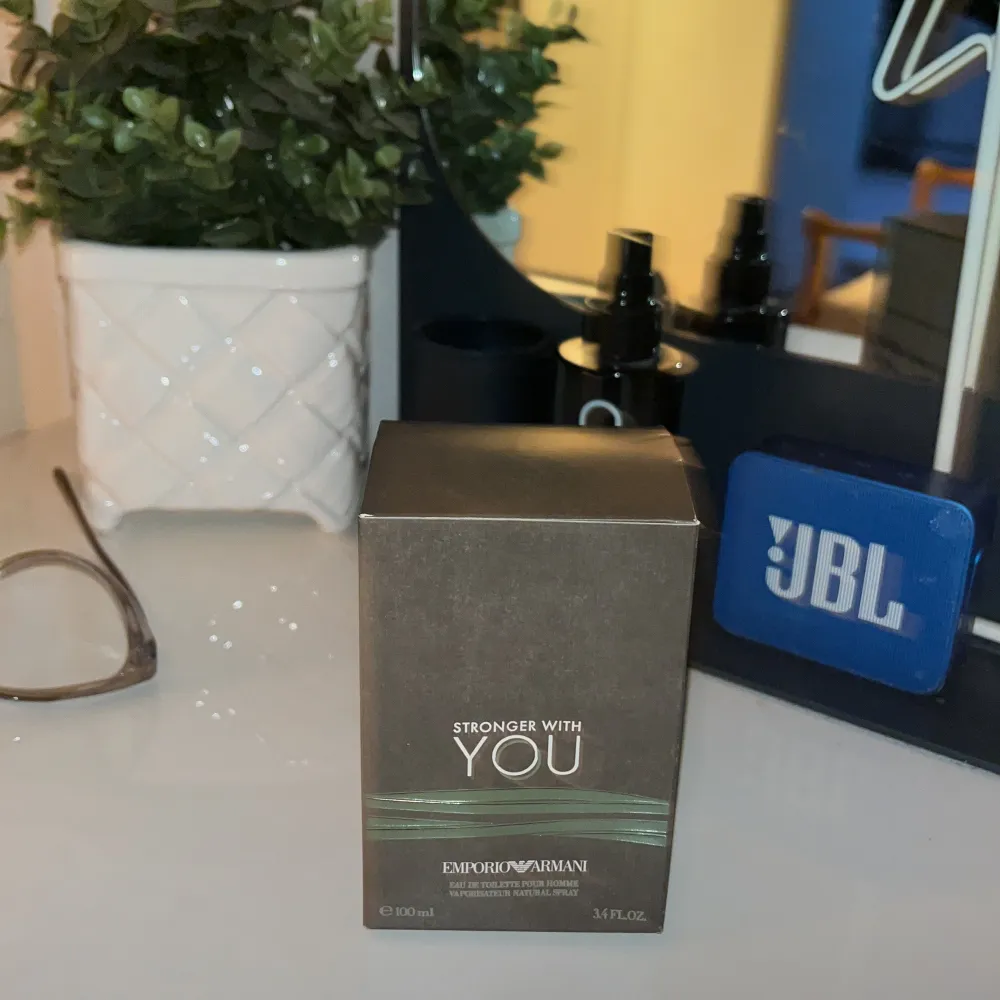 Säljer en flaska Stronger With You Eau de Toilette från Emporio Armani. Flaskan är elegant med en rundad fyrkantig form och en metallisk kork. Doften är varm och kryddig, perfekt för den självsäkra mannen. Innehåller 100 ml.. Perfume.