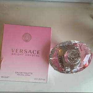 Säljer en Versace Bright Crystal Eau de Toilette, 90 ml. Doften är fräsch och feminin, perfekt för den som älskar en blommig och fruktig parfym. Kommer i en stilren rosa förpackning. Aldrig använd. Kontakta mig för mer info!
