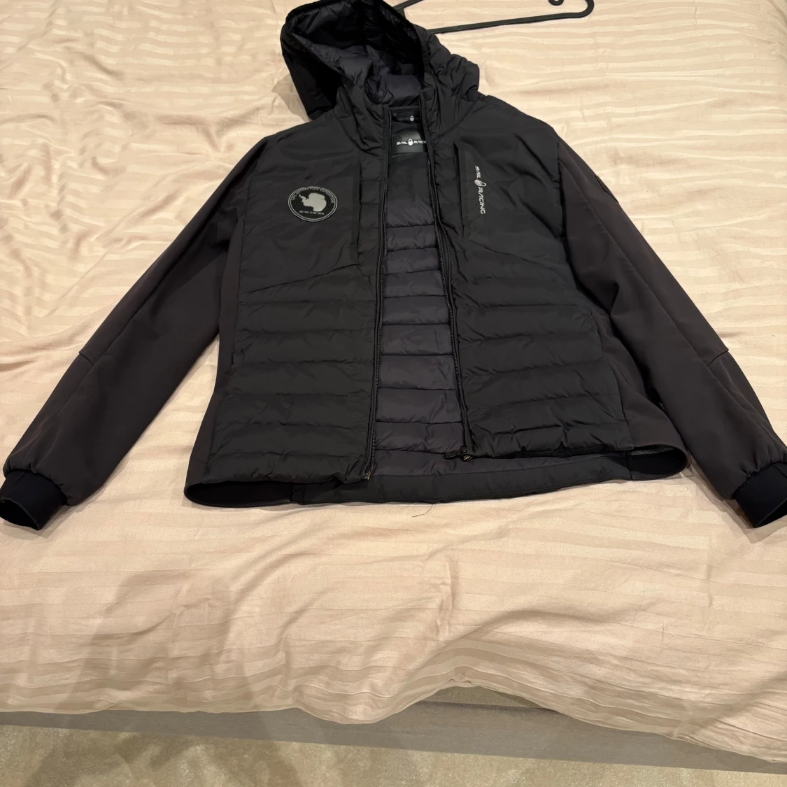 Svart dunjacka från Sail Racing