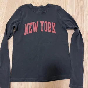 brandy melville top -  Perfekt för en avslappnad stil. Tröjan har en rund halsringning och är gjord i ett mjukt material.