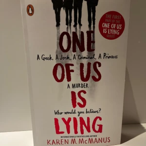 One of Us Is Lying - En spännande ungdomsroman där en nörd, en sportstjärna, en brottsling och en prinsessa alla är misstänkta för mord. Boken utforskar teman som hemligheter och svek. Perfekt för dig som gillar mysterier och drama.