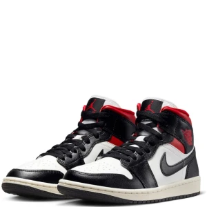 Air Jordan 1 Mid Gym Red Panda - Använt skick! Köpt för 1500kr säljs för 600kr kan tänka mig gå ner för 500kr💕storlek 37,5 passar ngn som tar 38😊