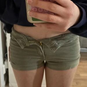 Gröna jeanshorts - Snygga gröna shorts från Hm i storlek 146/152💕 Viker ner då jag tycker det blir snyggare då💕 