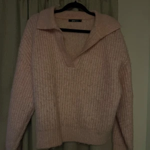 Rosa stickad tröja från Gina Tricot - Mysig rosa stickad tröja från Gina Tricot med en bred krage och v-ringning. xs men som s