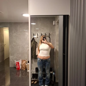 2000's jeans - Miss Me - Snygga blå 2000's jeans från Miss Me med slitna detaljer och detaljerade bakfickor. 💫💫De är köpta second hand för 1400:-, Bara slitna längst ner men annars i bra skick. Är lågmidjade och passar mig som är 164 perfekt i längd. Inget fel med byxorna utan passade annars inte mig längre. Der står 31 som storlek och passar som en L