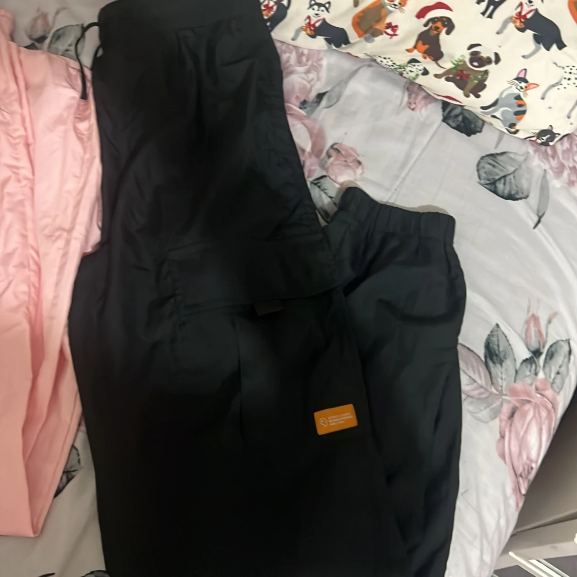 Rosa och svarta byxor - 2