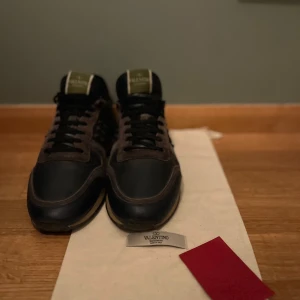 Valentino rockrunners - Snygga Valentino rockrunners med färger Marinblå och brunt. (Tvättar såklart innan köp).Nypris: 8000 Mitt pris: 1499🙌 tveka inte att skriva om du har funderingar 🙏Tar emot byten
