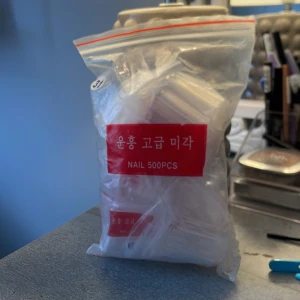 Genomskinliga nageltippar i plast - Säljer ett set med ca 500 genomskinliga nageltippar i plast, förpackade i olika påsar märkta med nummer. Säljer pga att jag slutat göra naglar. Superduperbra kvalitet riktigt tjock plast så de går inte sönder och håller otroligt bra. Säljer för 55kr, pris kan diskuteras❤️