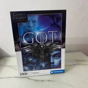 Monopol från Hasbro - Game of thrones GOT Puzzel,High quailty Puzzel och  Klassiskt Monopolspel från Hasbro där du kan köpa, sälja och handla fastigheter. Innehåller ikoniska spelpjäser och spelplan. Perfekt för spelkvällar med familj och vänner. Game of thrones GOT Puzzel kostar 50 kr High quailty Puzzel kostar 150kr Klassiskt Monopolspel från Hasbro kostar 200 kr