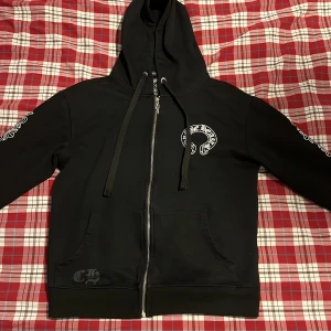 Chrome Hearts Zip Hoodie - Klassisk chrome hearts hoodie säljer jag nu då den inte kommer till användning. Storlek S. Bara att fråga vid funderingar. Pris går såklart att diskutera🤝🏼