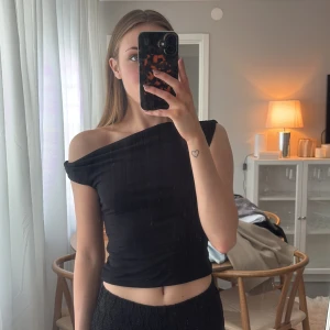 Svart offshoulder topp - Offshoulder topp 🥰