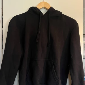 svart hoodie - skön svart hoodie i lite boxigare modell, använd en eller två gånger. mjuk insida. längd från axeln - 56 cm. bredd - 47 cm