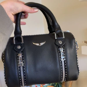 INTRESSEKOLL Svart Zadig väska - INTRESSEKOLL på denna svarta Zadig väska i modellen sunny❤️ skriv om ni är intresserad och vad ni skulle tänka er att betala för den!