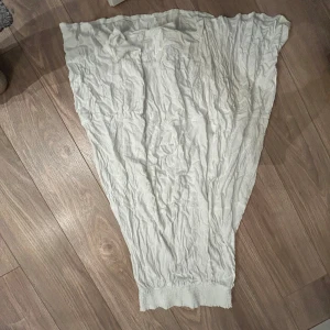 Vit kjol från 157 - Säljer en vit kjol från 157. Kjolen har en elastisk midja och är gjord i ett lätt och luftigt material. Perfekt för varma dagar. Hör av dig vid intresse! OBS extremt skrynklig på bilden. 