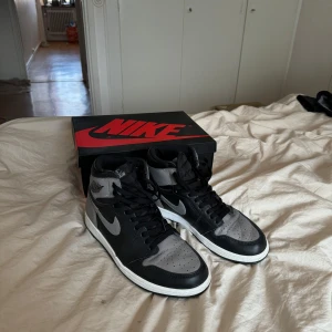 Air Jordan 1 - Shadow(HI) - Nike Air Jordans i svart och grått, även kallade shadows. Sparsamt använda. De kommer i originalkartong med extra snören.
