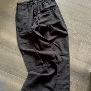 Svarta linnebyxor från Gina Tricot - Säljer ett par svarta linnebyxor från Gina Tricot. Säljer byxorna då dom tyvärr inte kommer till användning, storlek S. Jag är 164 cm lång 