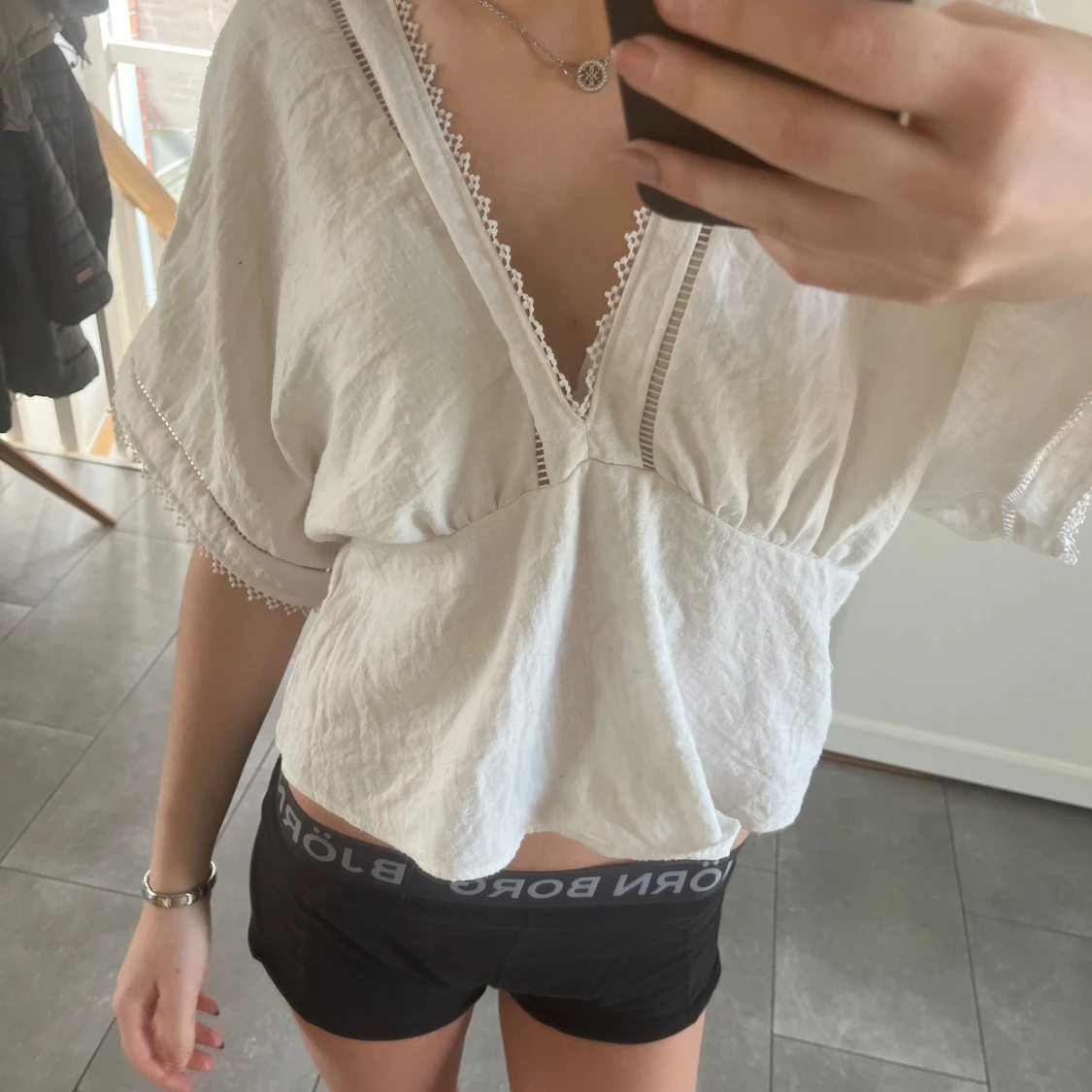 Vit blus med spetsdetaljer - 1